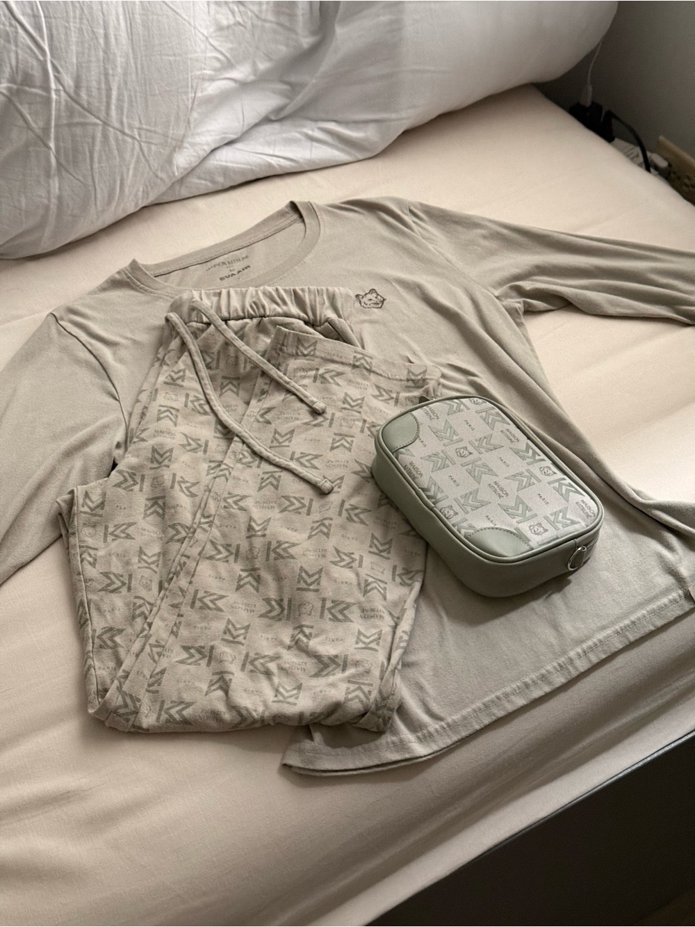 EVA Air X MAISON KITSUNÉ Royal Laurel
Class pajama + amenity kit bundle